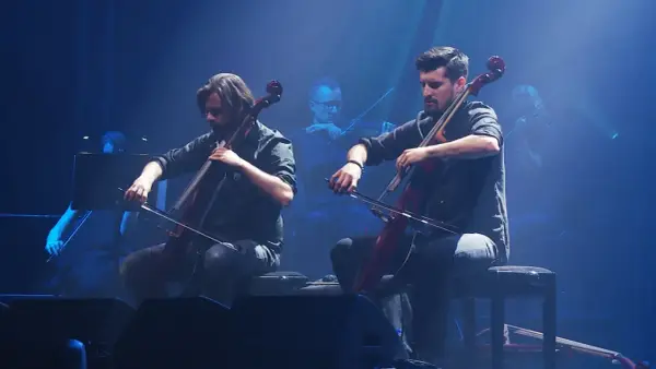 Ile trwa koncert 2Cellos? Oczekiwania i zaskoczenia podczas występu